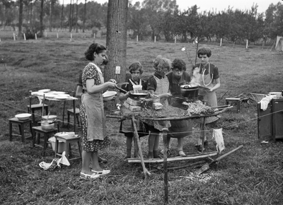 836341 Afbeelding van kamperende kinderen in de omgeving van Wijlre (Zuid-Limburg), tijdens het koken.